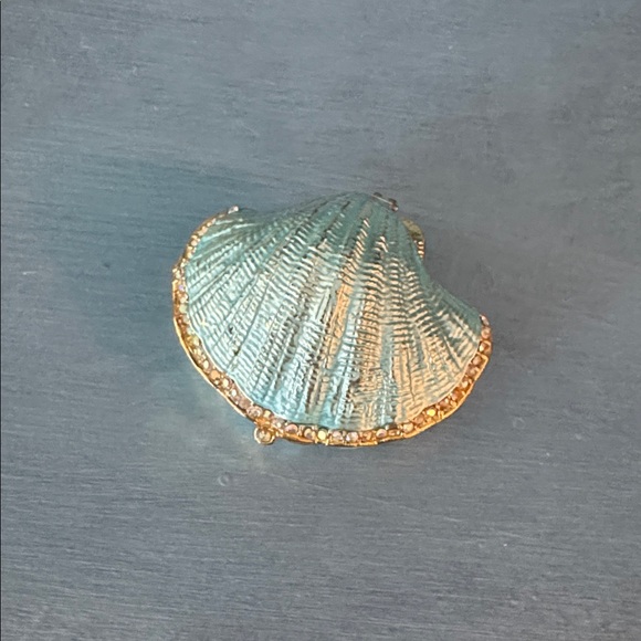 Gold and Cream Clamshell Jewelry Box - Picture 4 of 4